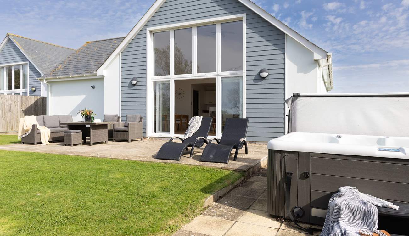 Skylark offers the best of al fresco living with a large garden for the family to enjoy.