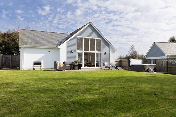 Skylark is a 3 bedroom, dog friendly holiday cottage near Woolacombe, North Devon.