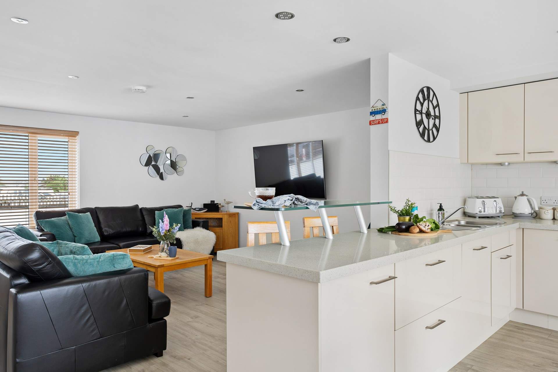 Welcome to Longboards, the ground floor is open plan, perfect for sociable holidays. 