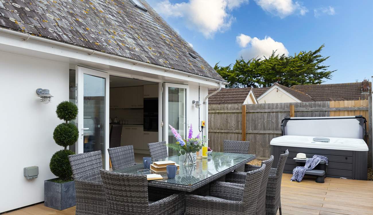 Welcome to Longboards.
Enjoy lazy dining al fresco on the decking area after a day at the beach which is minutes away!