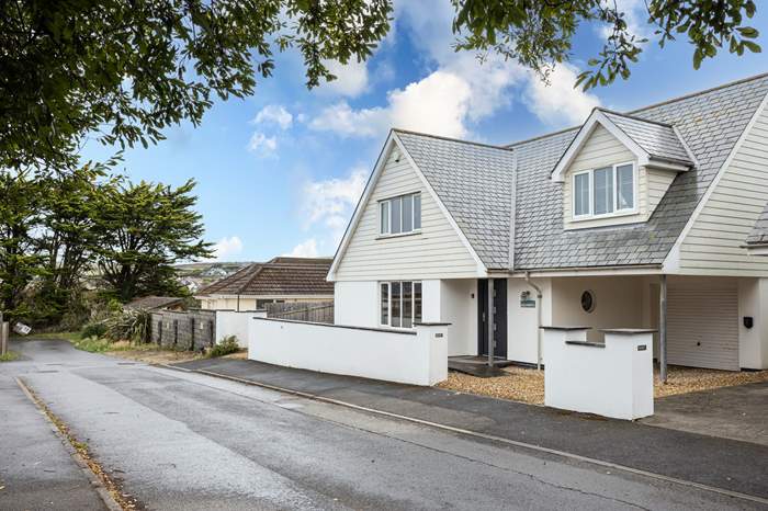 Longboards is a 4 bedroom, dog friendly cottage near the beach in Croyde, Devon.