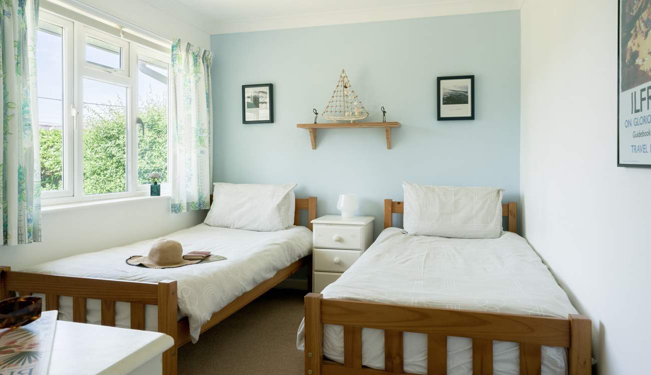 The pretty twin bedroom. 