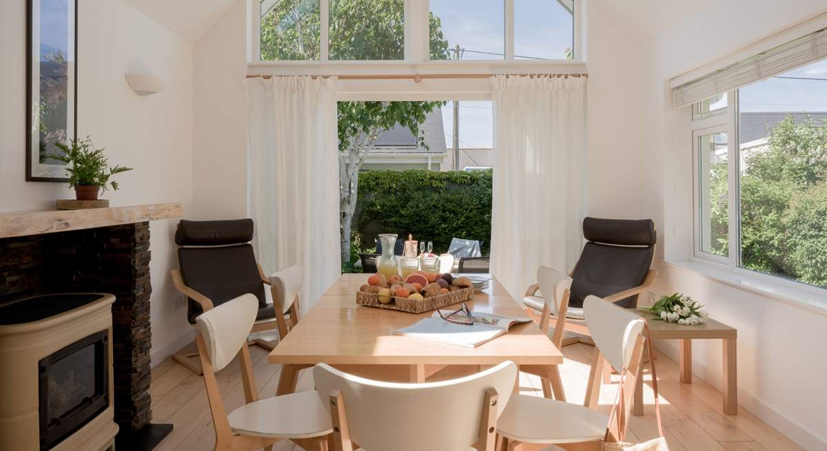 Sociable dining in the kitchen/diner. 