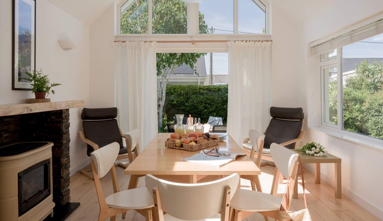 Welcome to Westside Cottage, many enjoyable hours will be spent in this sociable dining-area. 