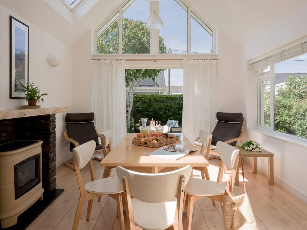 Sociable dining in the kitchen/diner.
