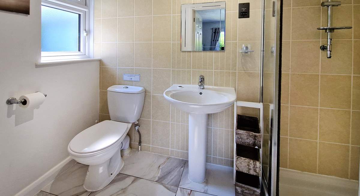 The en suite shower-room.