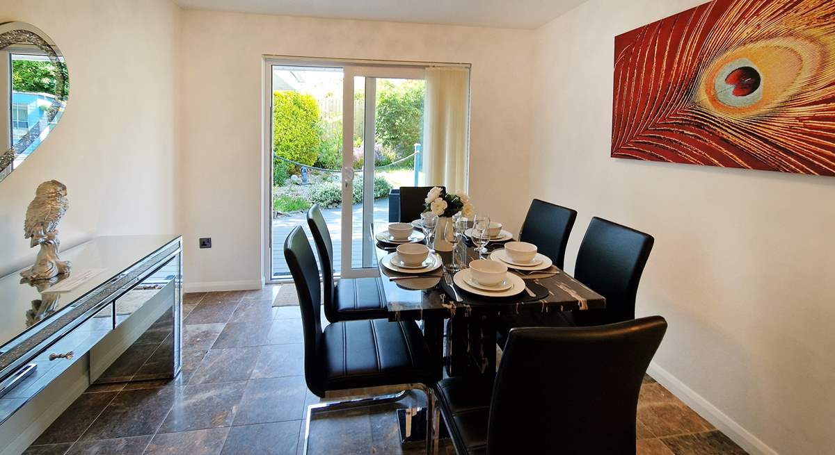 Chat about the adventures of the day around the table in the separate dining-room. 
