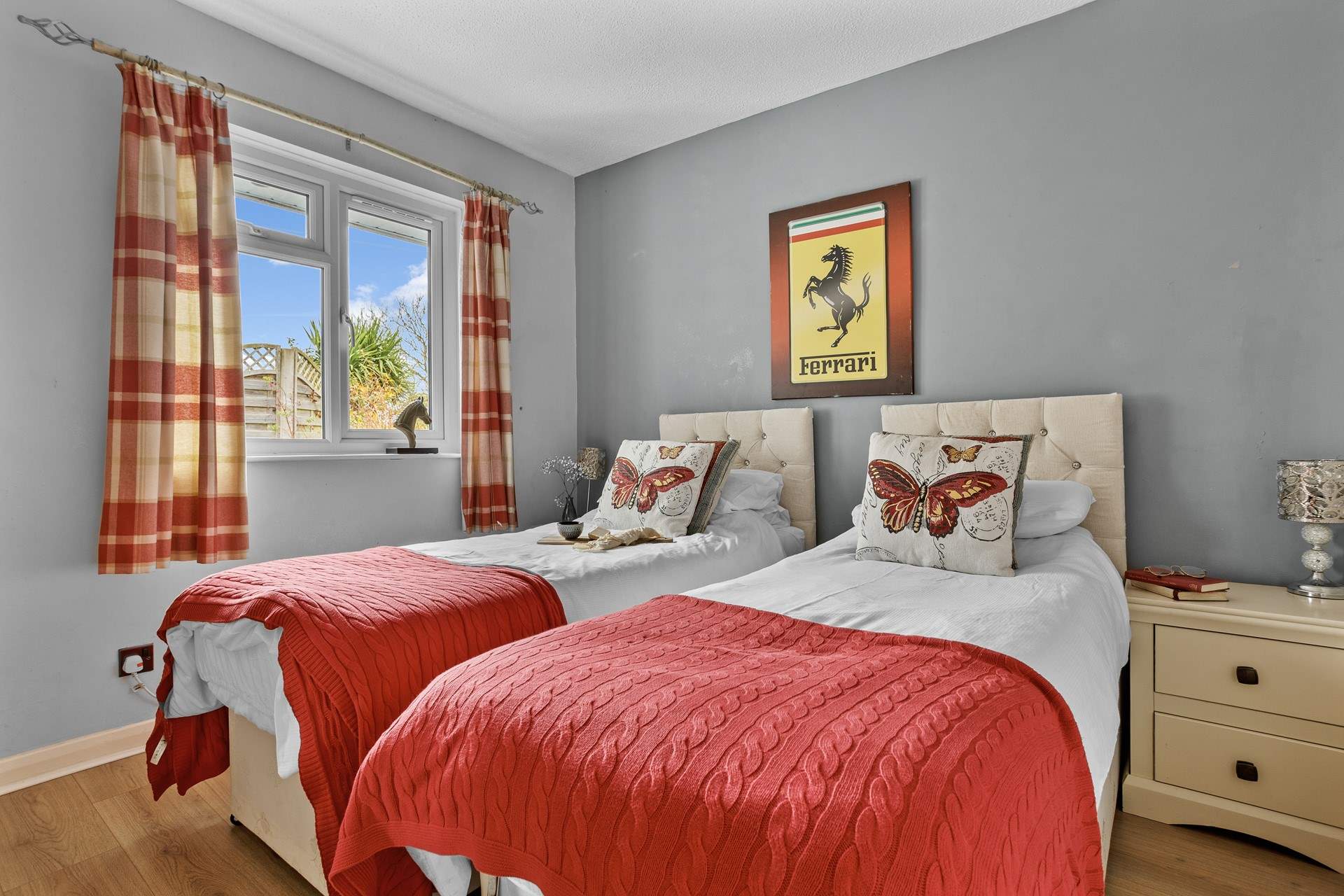 The twin bedroom can also be configured as a king-size bed for flexibility.