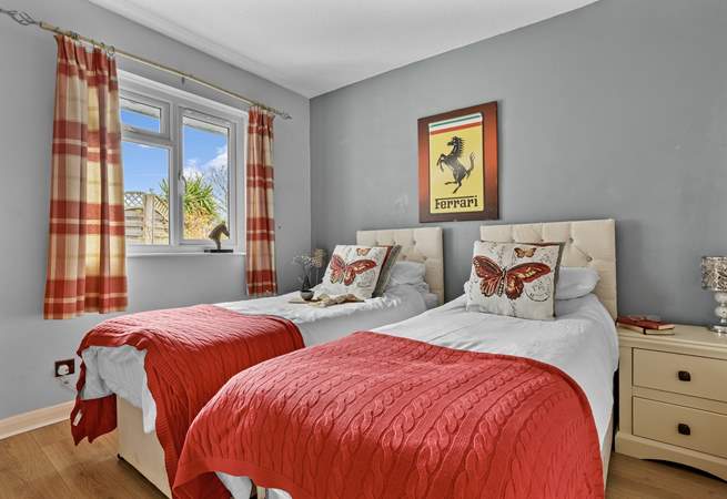 The twin bedroom can also be configured as a king-size bed for flexibility.