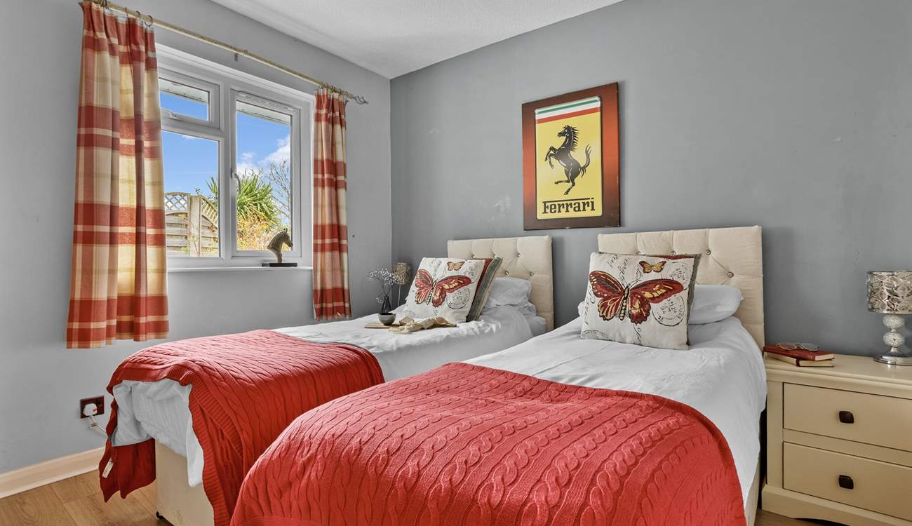 The twin bedroom can also be configured as a king-size bed for flexibility.