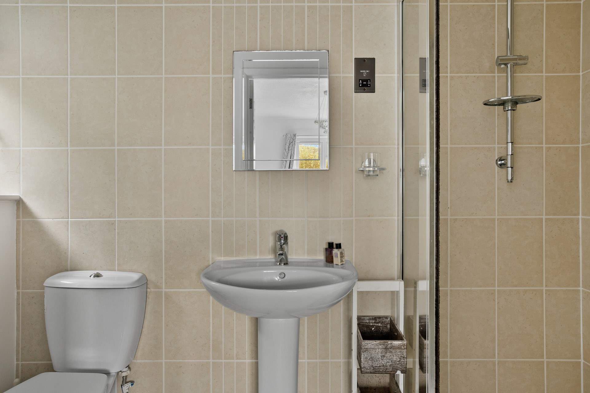 The en suite shower-room.