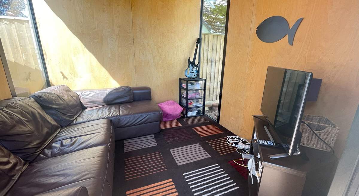The summer-house in the garden has a Smart TV and games to enjoy.