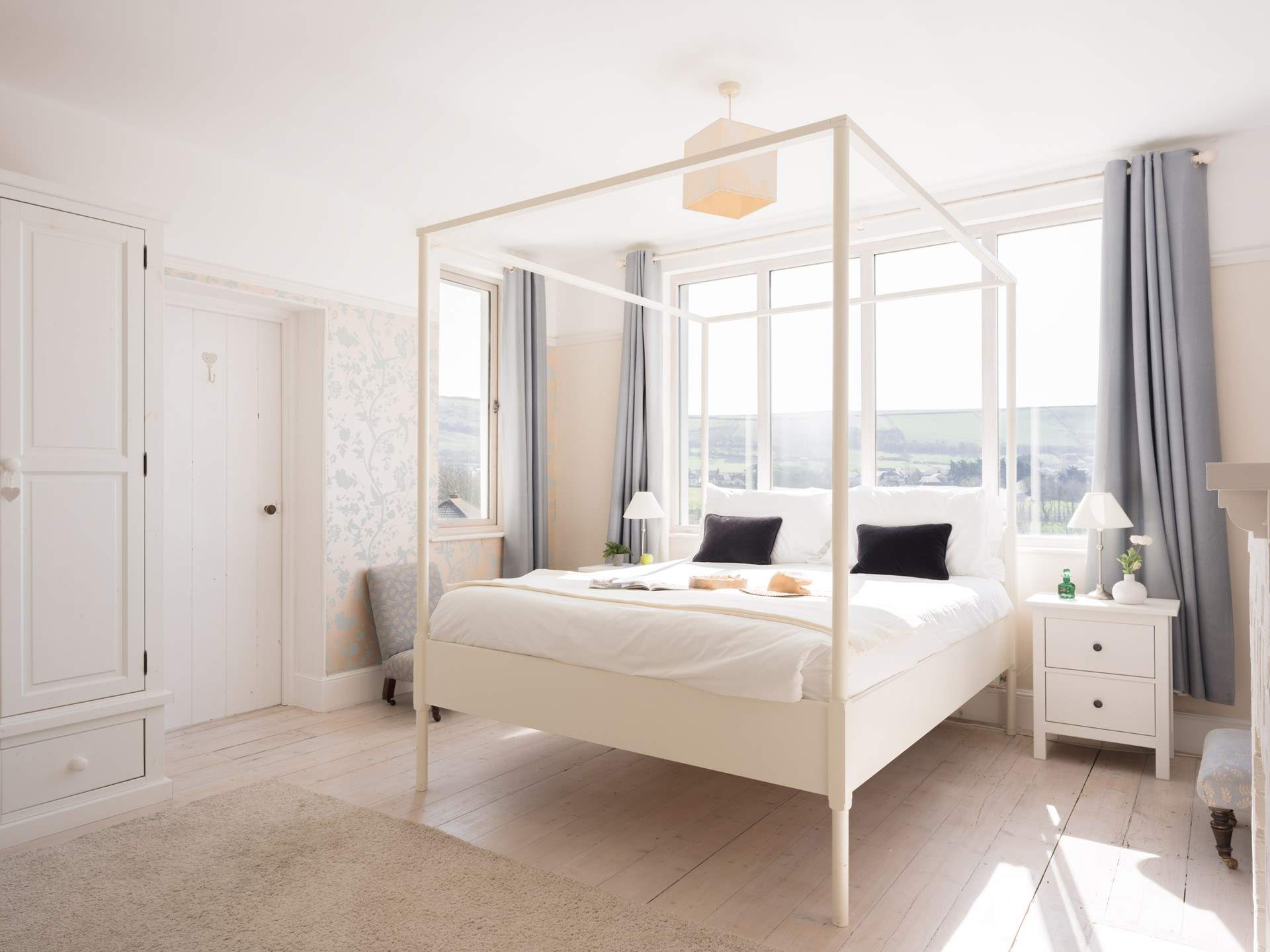 Oh what a treat the perfect tranquil room.