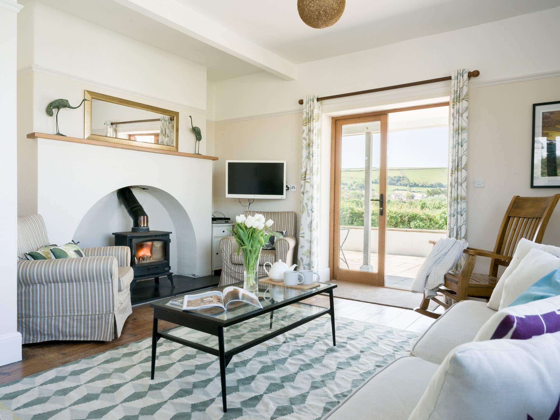 Such a cosy room for all the seasons.