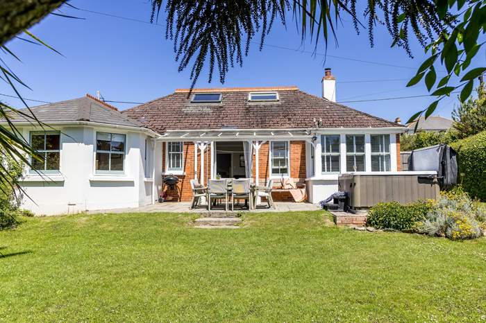 Hartland View is a 5 bedroom, dog friendly home near the beach in Croyde, North Devon.