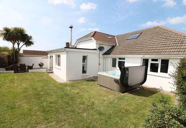 The garden is the ideal place for kids and the family dogs to let off steam. 