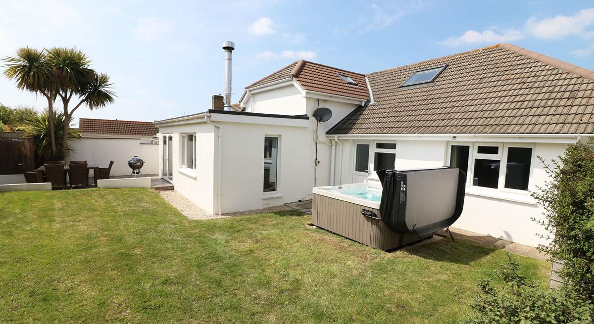 The garden is the ideal place for kids and the family dogs to let off steam. 