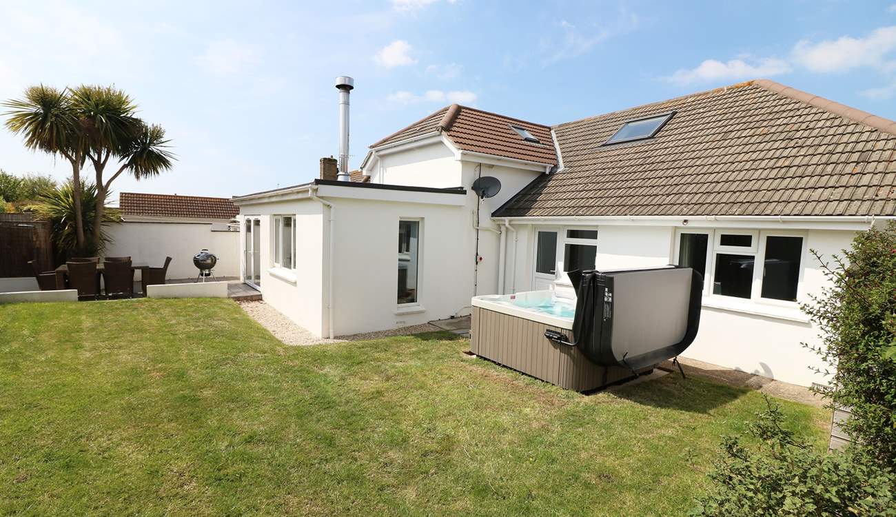 The garden is the ideal place for kids and the family dogs to let off steam. 