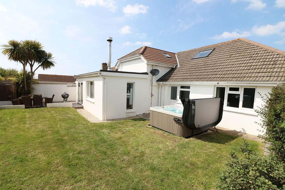 The garden is the ideal place for kids and the family dogs to let off steam.