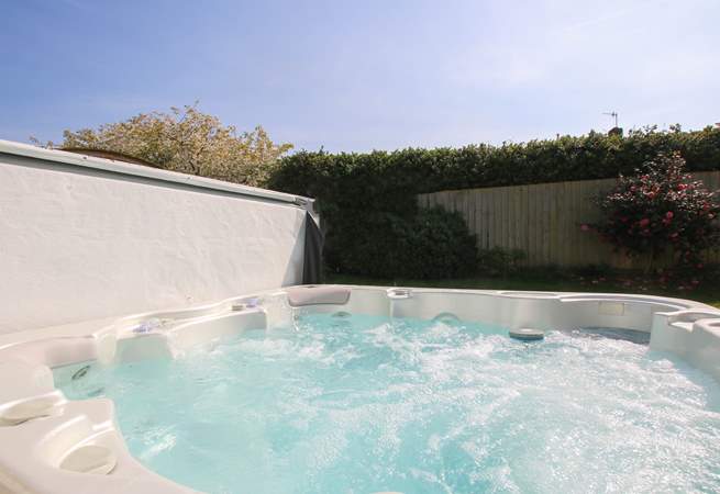 Relax in the hot tub, the ideal holiday pastime. 