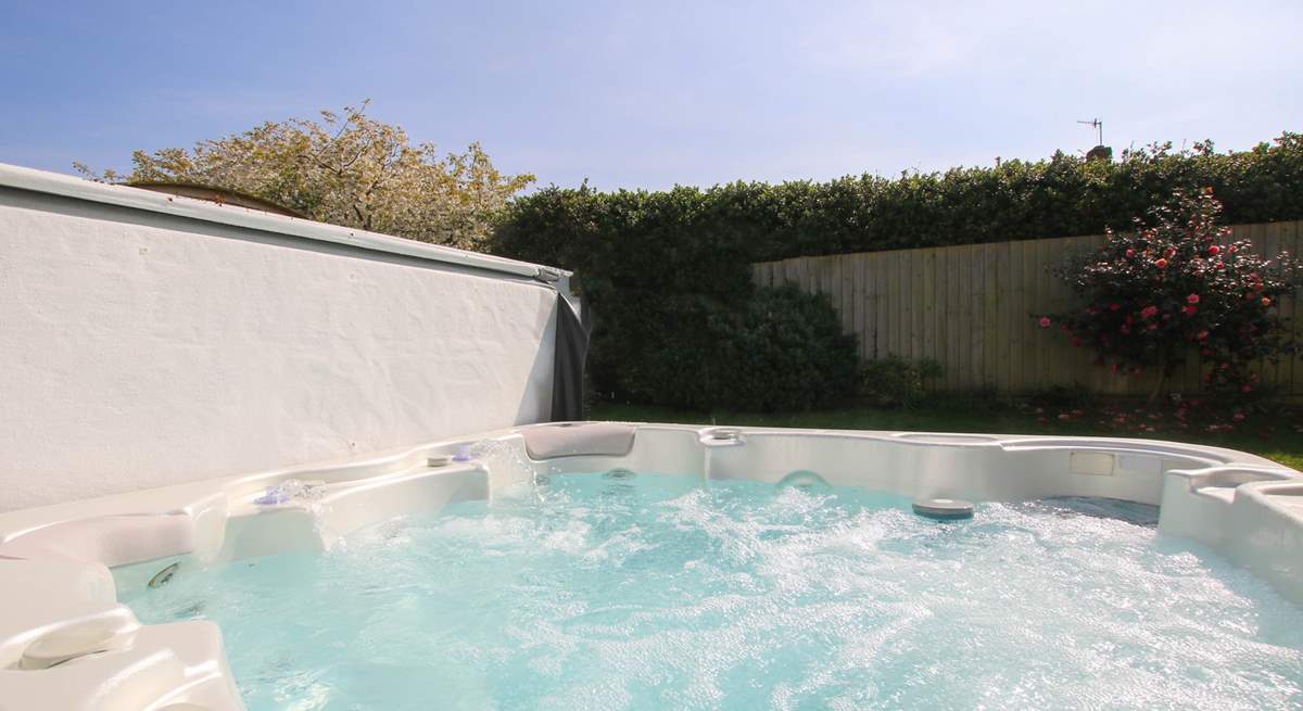 Relax in the hot tub, the ideal holiday pastime. 
