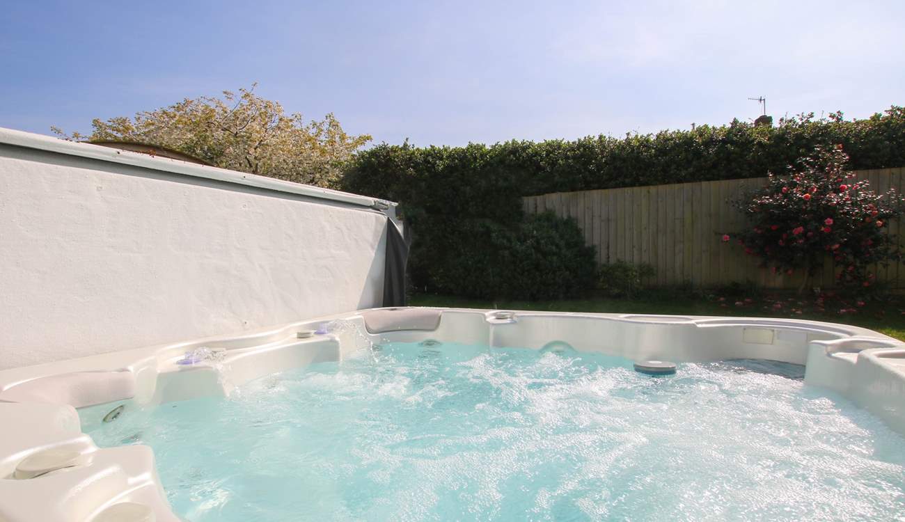 Relax in the hot tub, the ideal holiday pastime. 