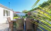 Al fresco dining in the Devonshire sunshine.  - Thumbnail Image