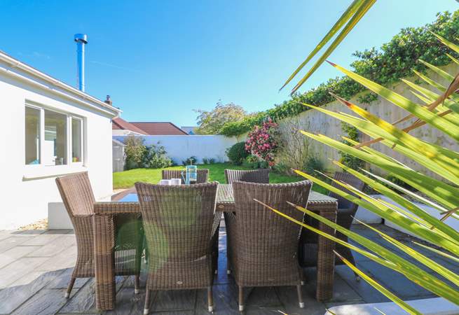 Al fresco dining in the Devonshire sunshine. 