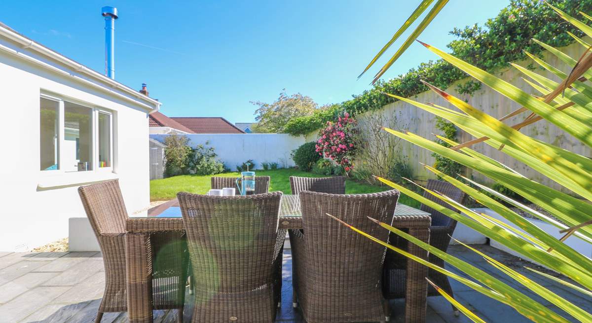 Al fresco dining in the Devonshire sunshine. 