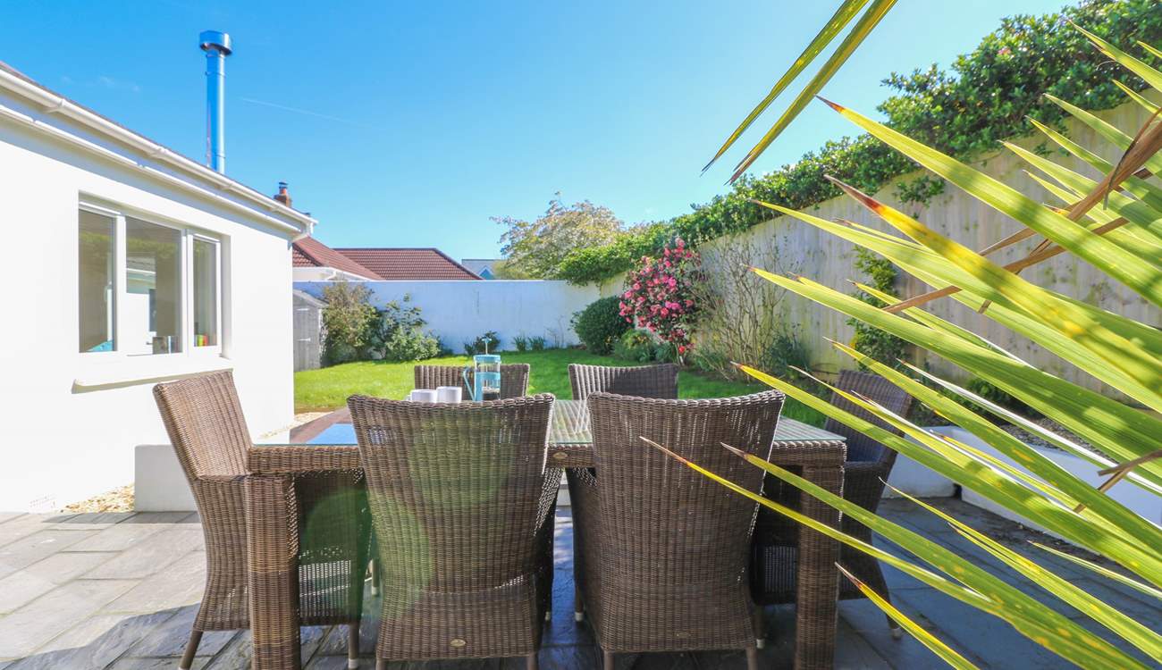 Al fresco dining in the Devonshire sunshine. 