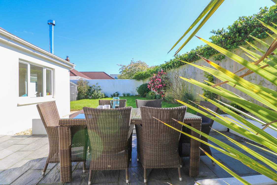 Al fresco dining in the Devonshire sunshine.