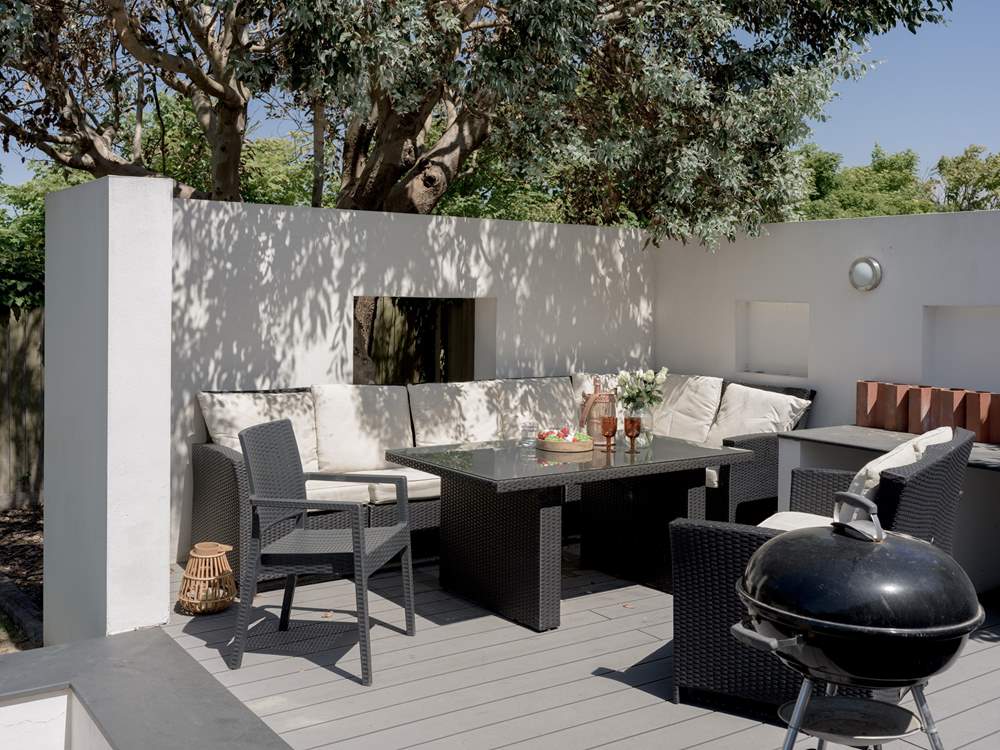 Light up the barbecue and enjoy the Mediterranean vibe.