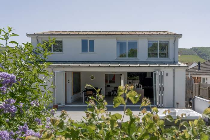 Rip Curl is a 6 bedroom holiday cottage near the beach in Croyde, North Devon.