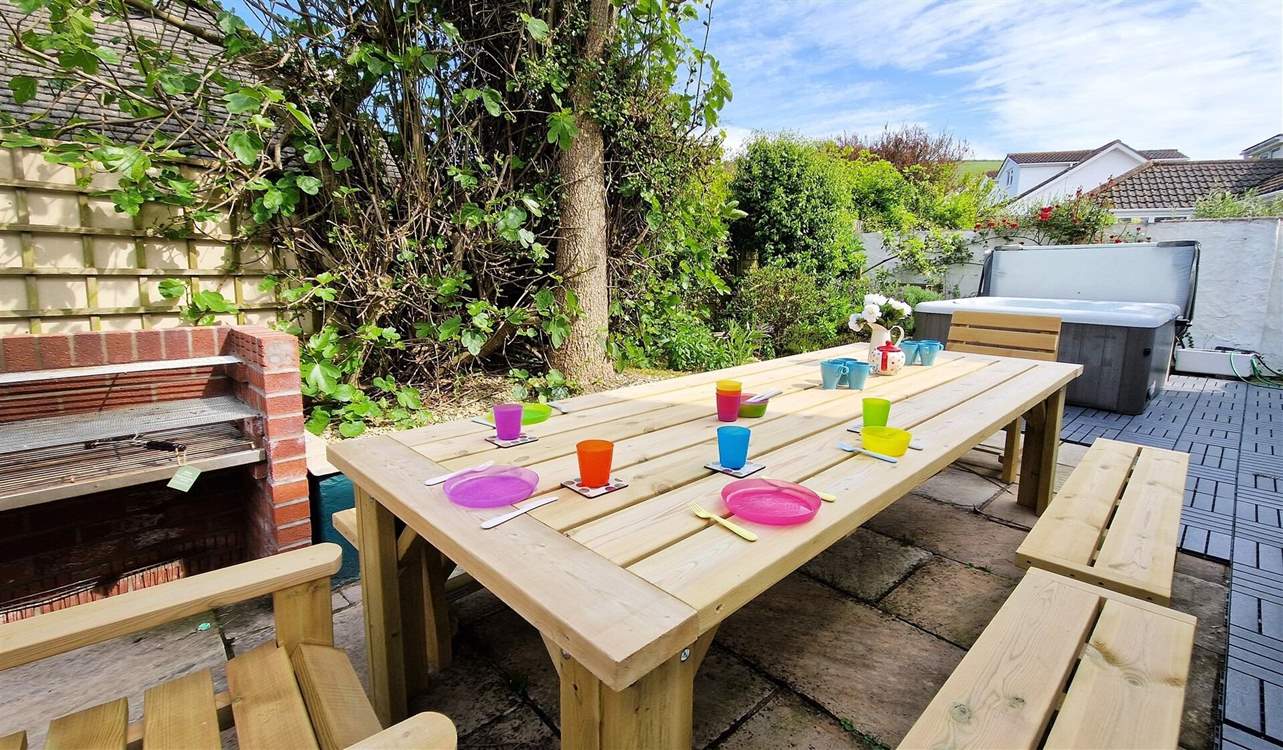 Al fresco dining, the perfect holiday pastime.