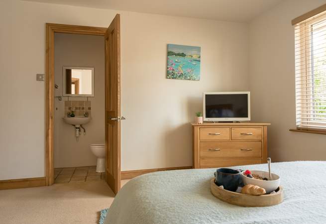 The en suite shower-room.