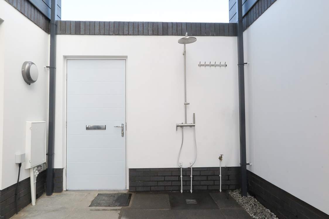 Surfers will delight in the outside hot/cold shower and hanging space for wetsuits plus there's plenty of space for storing the surf boards.