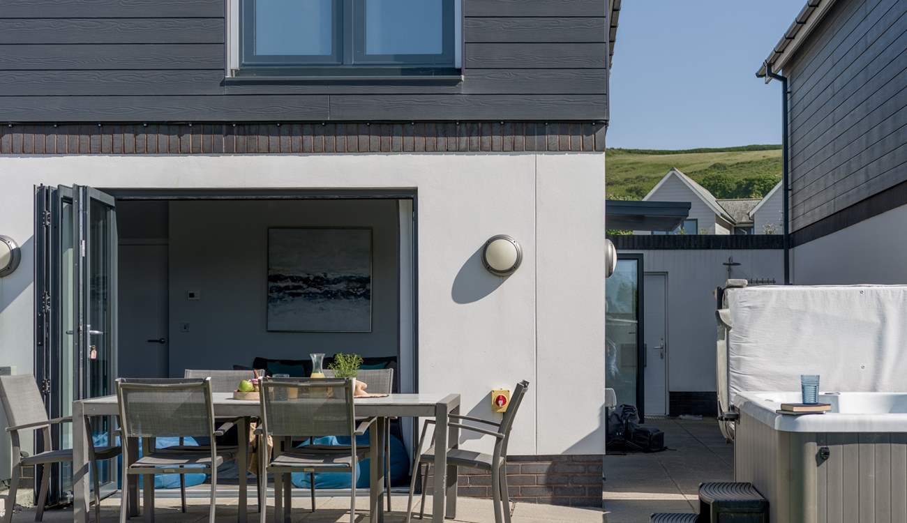 Welcome to Mondo's a short walk away from the golden sands of Croyde Beach! 
Enjoy spending time together in the fabulous enclosed garden.