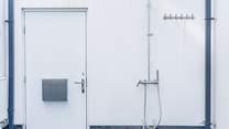 Surfers will delight in the outside hot/cold shower and hanging space for wetsuits plus there's plenty of space for storing the surf boards.