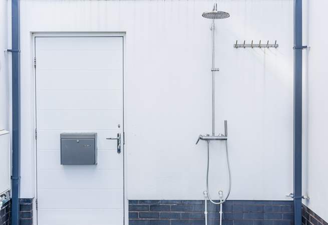 Surfers will delight in the outside hot/cold shower and hanging space for wetsuits plus there's plenty of space for storing the surf boards.