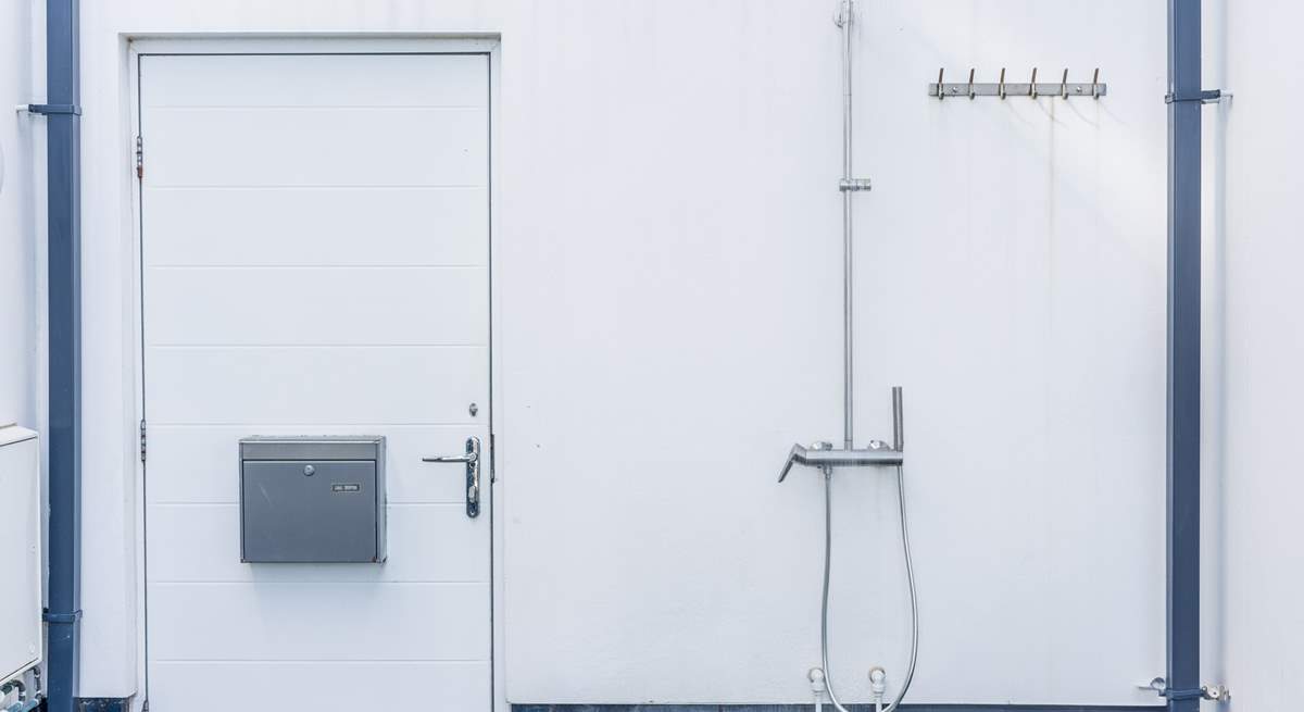 Surfers will delight in the outside hot/cold shower and hanging space for wetsuits plus there's plenty of space for storing the surf boards.