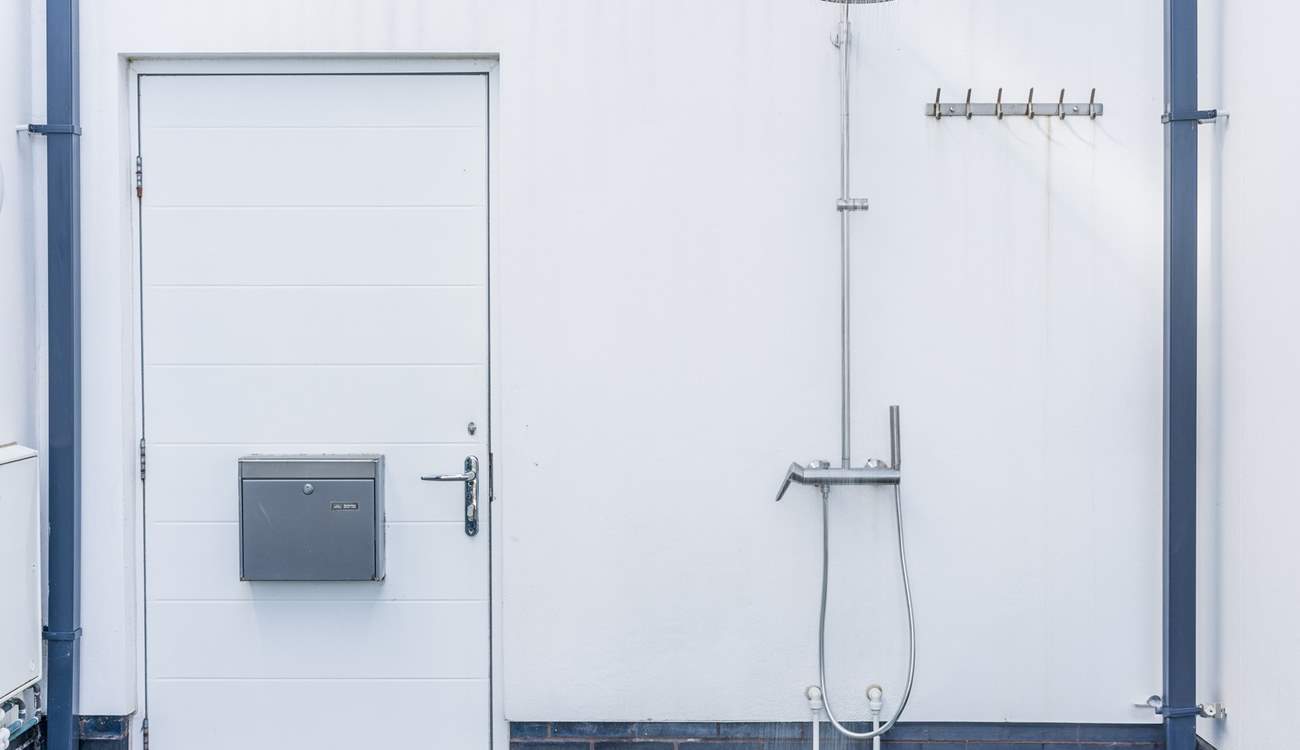 Surfers will delight in the outside hot/cold shower and hanging space for wetsuits plus there's plenty of space for storing the surf boards.