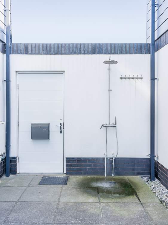 Surfers will delight in the outside hot/cold shower and hanging space for wetsuits plus there's plenty of space for storing the surf boards.