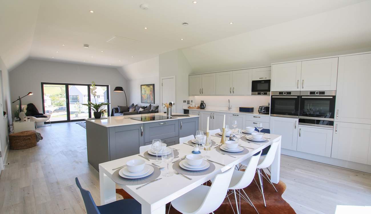 Welcome to Sharlands 11
Gather everyone around the table to chat about the adventures of the day. 