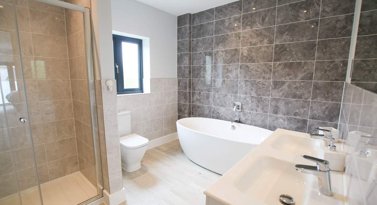 The super en suite bathroom to the principal bedroom on the first floor. 