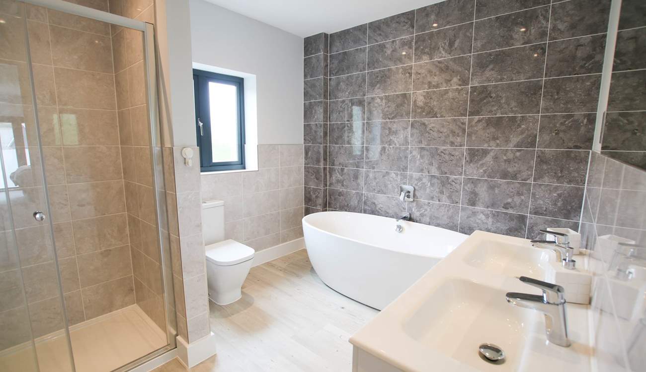 The super en suite bathroom to the principal bedroom on the first floor. 