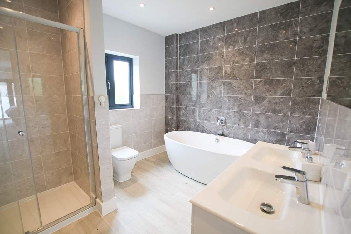 The super en suite bathroom to the principal bedroom on the first floor.