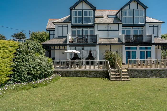 Croyde Sands Lorna Doone is a 3 bedroom holiday apartment near the beach in Croyde, North Devon.