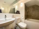 The en suite bathroom.