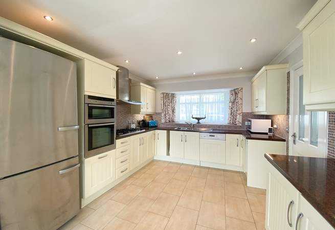 Oodles of space for all in the kitchen. 