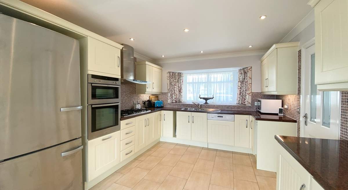 Oodles of space for all in the kitchen. 